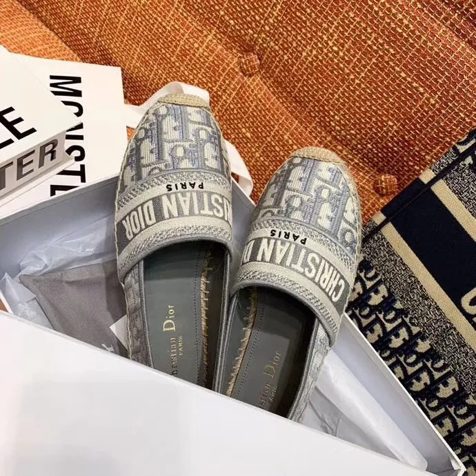 👟👟Ex-factory price 400👟👟 In 2020, new colors are coming simultaneously on the official website of the DIOR fisherman shoe series: original development, original anatomy display, exclusive outsole, you can compare as you like.  [Material] 1⃣️Sole: The only 1:1 exclusive rubber sole on the market 🌸. Fabric original embroidery. Lining: imported sheepskin, delicate and soft. [Size] 35-40.